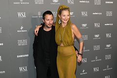 48-летняя Кейт Мосс вышла в свет без бюстгальтера в прозрачном платье