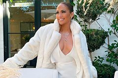 53-летняя Дженнифер Лопес снялась в платье с глубоким декольте