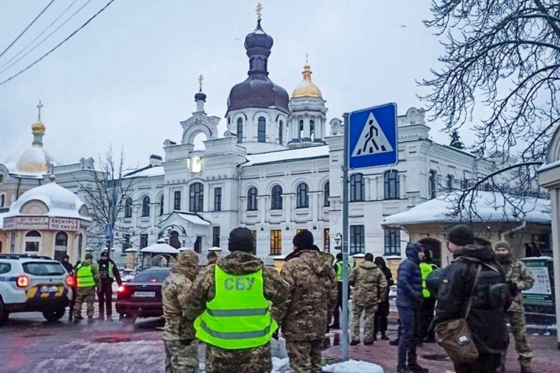 "Акция устрашения верующих". Служба безопасности Украины пришла с обысками в Киево-Печерскую лавру