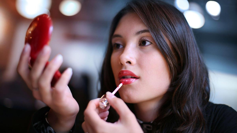 Беспощадно состарит: визажист назвала помаду, от которой нужно отказаться после 30 лет