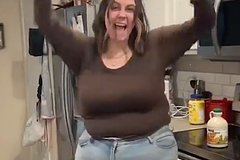 Блогерша два года стеснялась носить джинсы и решила впервые надеть их в кадре