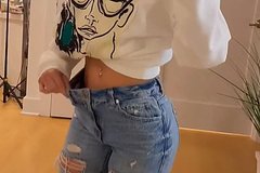 Блогерша показала способ подогнать джинсы по размеру без швейной машины