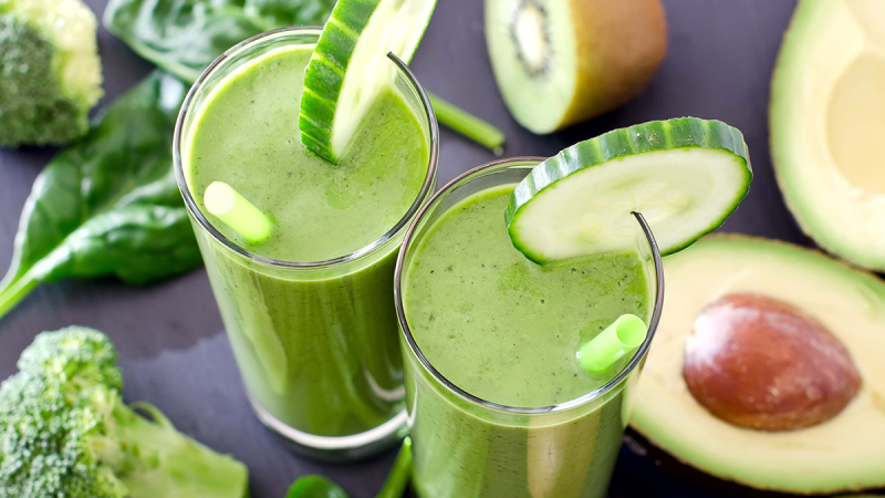 Будем пить: зеленый смузи с ягодами