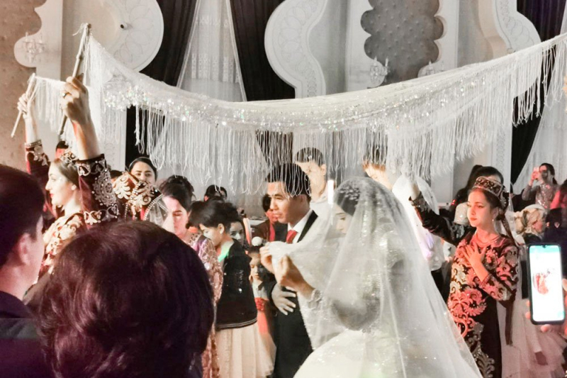 "Бывают свадьбы и на тысячу человек, и больше". Корреспондент "РГ" побывал на узбекской "маленькой" свадьбе