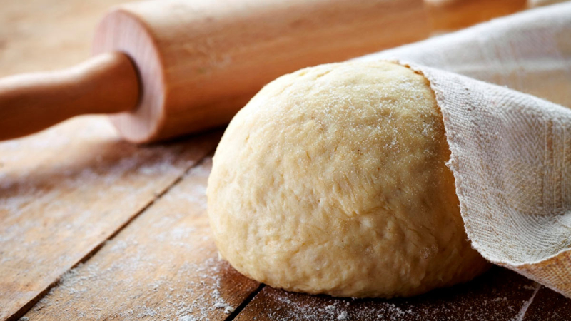 Что добавить в тесто, чтобы выпечка долго не черствела: совет от кулинаров