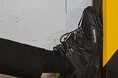 Девушка нашла дешевую и качественную замену модным ботинкам за 170 тысяч рублей