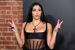 Дочь Мадонны вышла в свет в оголяющем тело комбинезоне