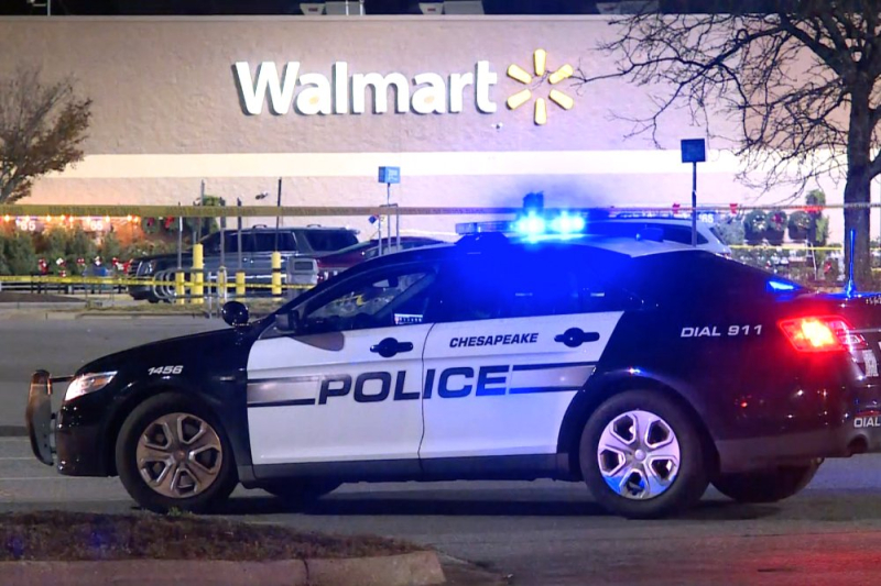 Две трагедии подряд со стрельбой в общественных местах омрачили предпраздничный сезон в США