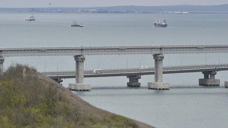 Движение по Крымскому мосту временно остановили для ремонта