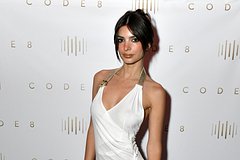 Эмили Ратаковски появилась на публике в полупрозрачном платье