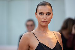 Ирину Шейк раскритиковали в сети за ребенка в пижаме на улице