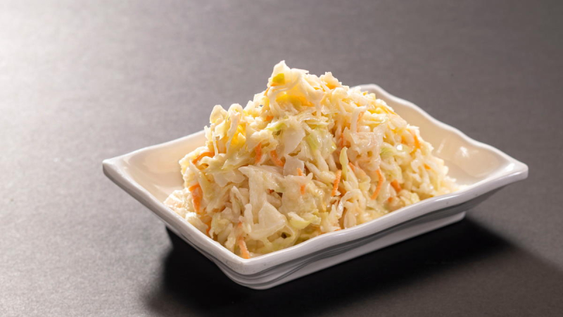 Недорого и вкусно: салат из капусты и колбасного сыра