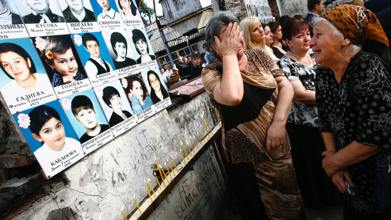 Патриарх Кирилл почтил память жертв теракта в школе Беслана