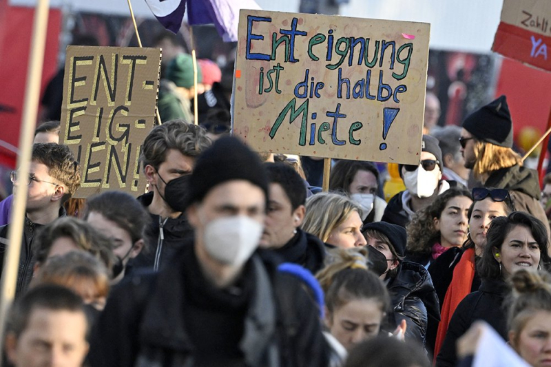 "Переплавим танки в газопроводы": тысячи человек вышли на акцию протеста в Берлине