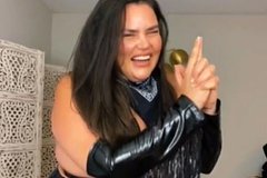 Полная блогерша примерила кожаное нижнее белье и рассмеялась на камеру