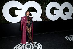 Популярная актриса вышла на публику в прозрачном наряде в сетку