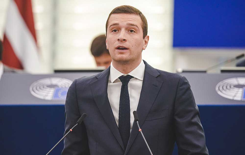 Преемником Марин Ле Пен во главе "Национального объединения" стал 27-летний Жордан Барделла
