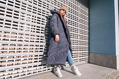 Россиянам назвали самые модные фасоны пуховиков на 2023 год