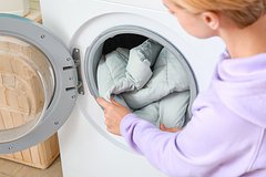 Россиянам перечислили способы спасти испорченный во время стирки пуховик