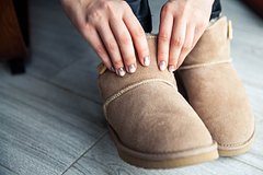 Российская стилистка назвала угги самой модной обувью на зиму