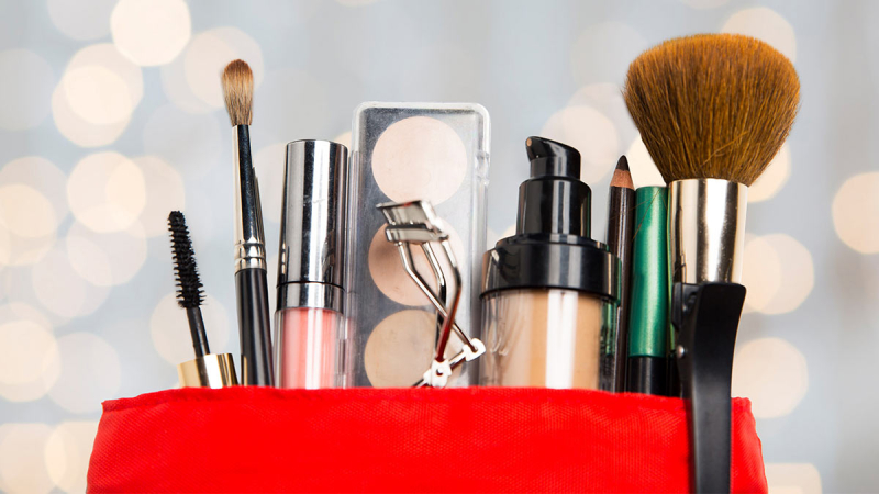 Скроют возраст: визажист назвала 3 незаменимых средства макияжа для женщин старше 50 лет