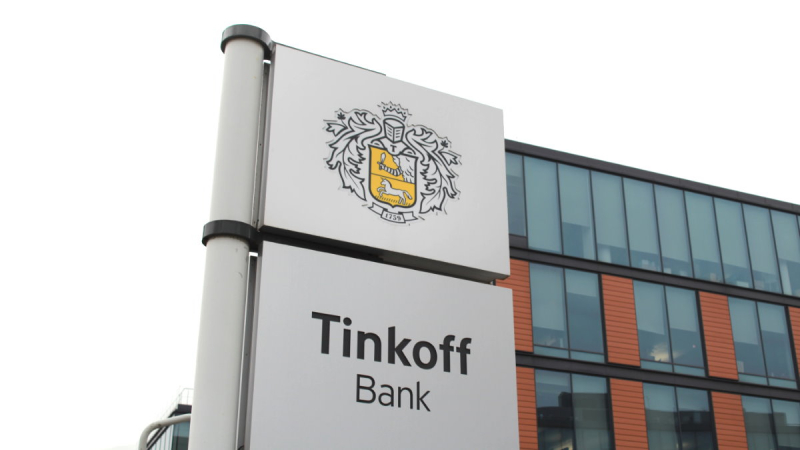 СМИ: "Тинькофф" рекомендовал сотрудникам не покидать РФ