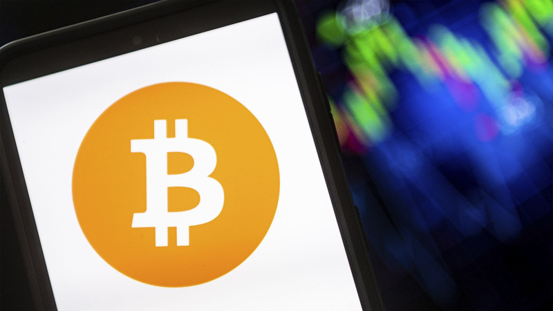 Стоимость биткоина в ходе торгов падала на 15,24 процента