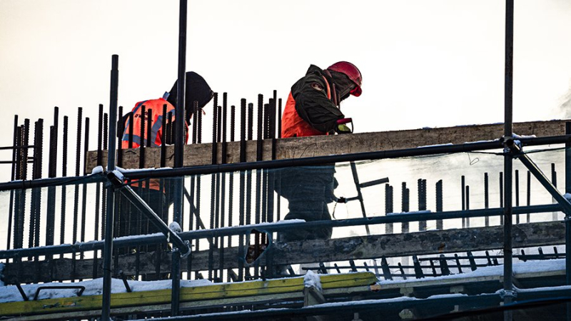 В Минстрое заявили о решении проблемы с дефицитом рабочих на стройках