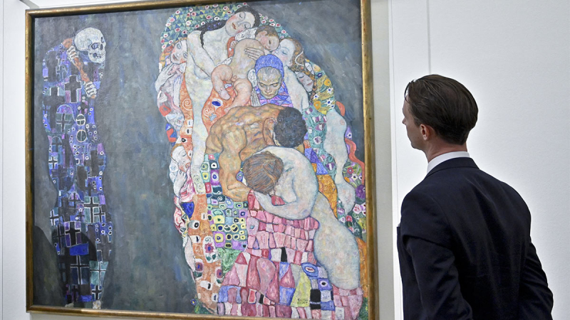 В Вене экоактивисты облили черной жидкостью картину Климта