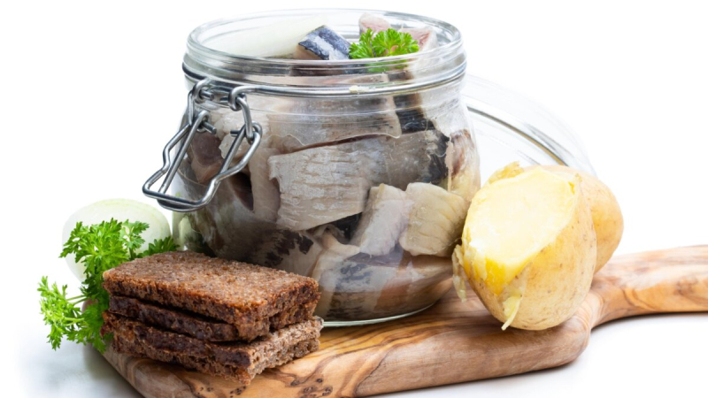 Зачем добавлять цедру лимона в маринад к селедке: хитрость кулинаров