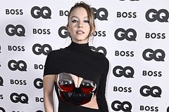 Звезда «Эйфории» вышла в свет в металлическом корсете с глубоким декольте