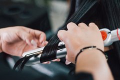 Звездный парикмахер назвал модные и визуально омолаживающие прически на 2023 год