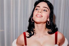 Билли Айлиш отпраздновала 21-летие в костюме Санта-Клауса с декольте