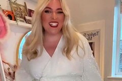 Блогерша назвала подходящие для новогоднего корпоратива наряды