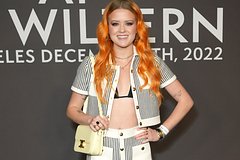 Дочь Риз Уизерспун в расстегнутом кардигане показала белье на модном показе