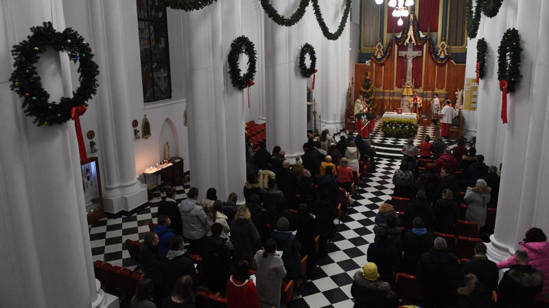 Христиане, живущие по григорианскому календарю, отмечают Рождество