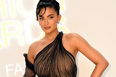 Кайли Дженнер прошлась по улицам в прозрачном платье и была обругана в сети