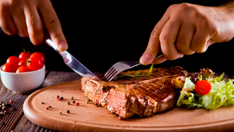 Как сделать любое мясо сочным при жарке: простая хитрость с одной добавкой