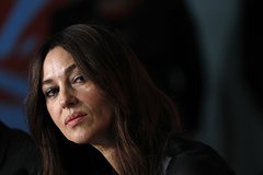 Моника Беллуччи снялась в прозрачной рубашке без белья