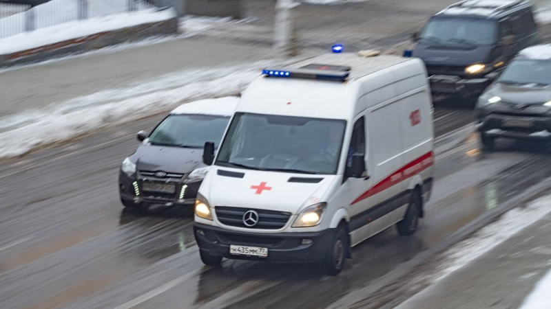 Один человек пострадал при падении строительного крана у Крымского моста в Москве