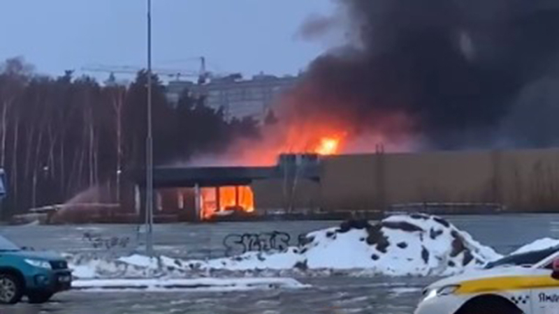 Площадь пожара в ТЦ «Стройпарк» в Балашихе выросла до 9 тыс. кв. м