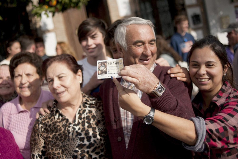 Почему испанцы по пять часов стоят за билетами рождественской лотереи