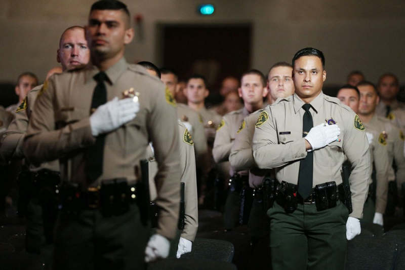 Почему работа в полиции в США утратила престиж и чем заманивают новобранцев