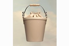 Популярный бренд решил торговать сумками в виде ведер за 115 тысяч рублей
