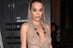 Рита Ора появилась на публике без белья в прозрачном платье