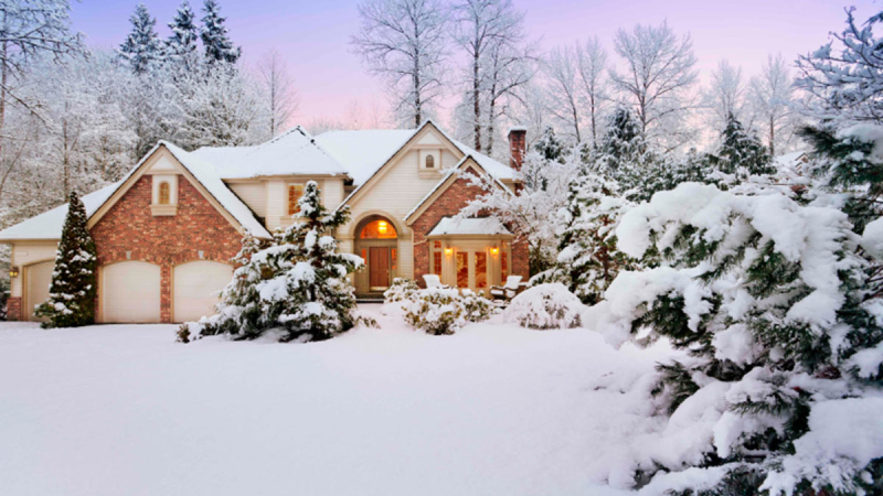 Россиянам рассказали, как получить компенсацию за ущерб от снега на даче