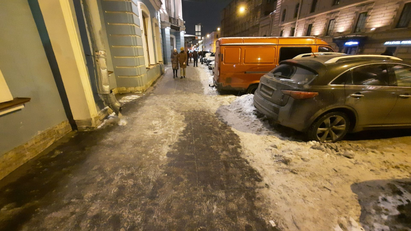 Санкт-Петербург входит в самую темную ночь с повальным гололедом