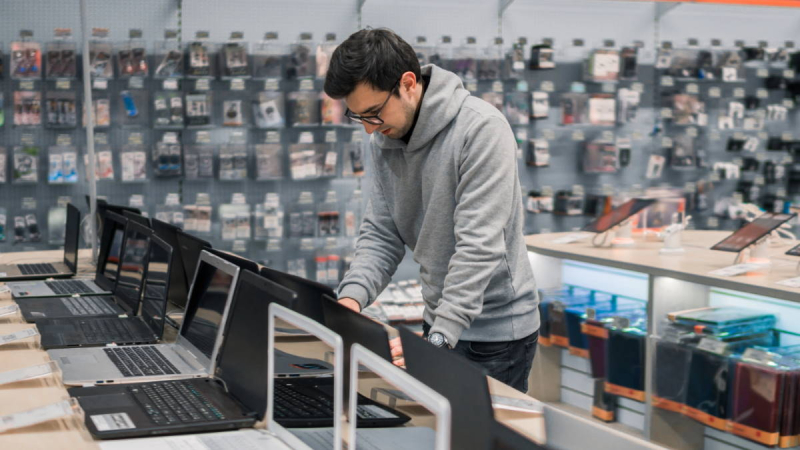 СМИ сообщили о возвращении поставок ноутбуков мировых брендов в РФ