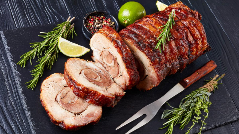 Сочный рулет из свиной грудинки: можно подать с гарниром или в качестве закуски