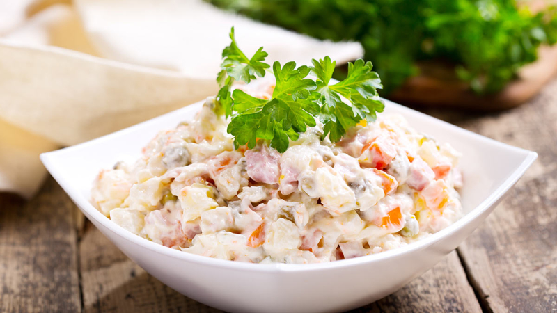 Три ошибки, которые испортят вкус оливье: многие хозяйки допускают их каждый год